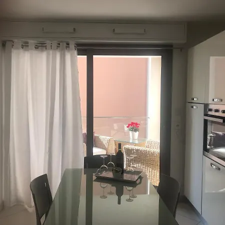 West Bay * Μεντόν